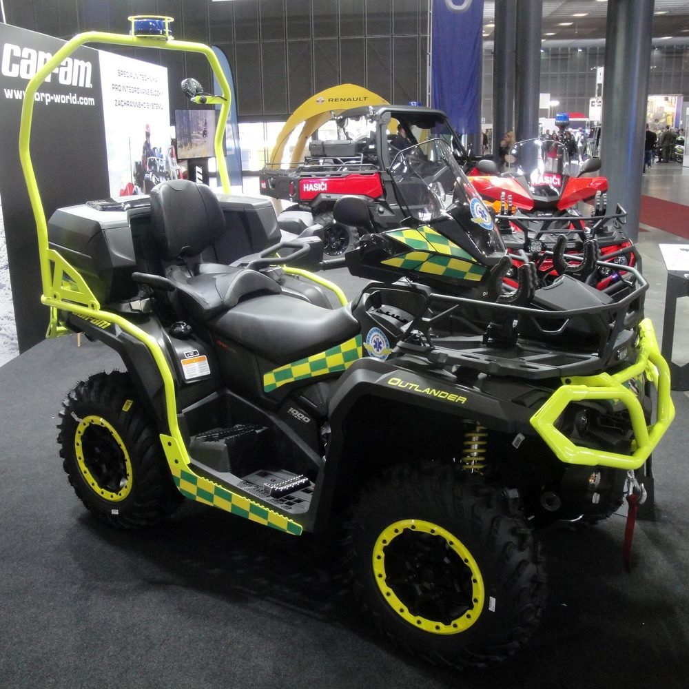 Can-Am Outlander 1000R family ATV shown with black panels and yellow accents